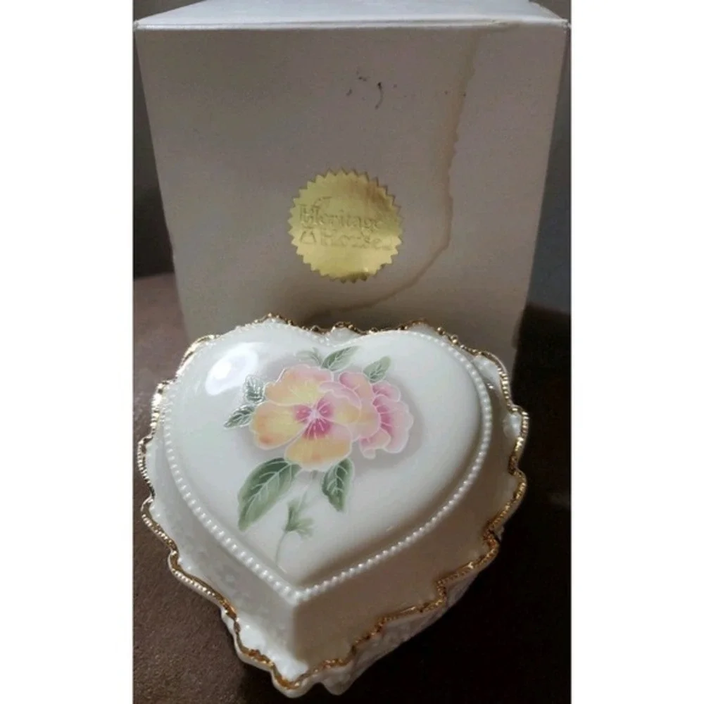 Heritage House Celebration Of Love Porcelain Heart Shaped Music Trinket Box‎